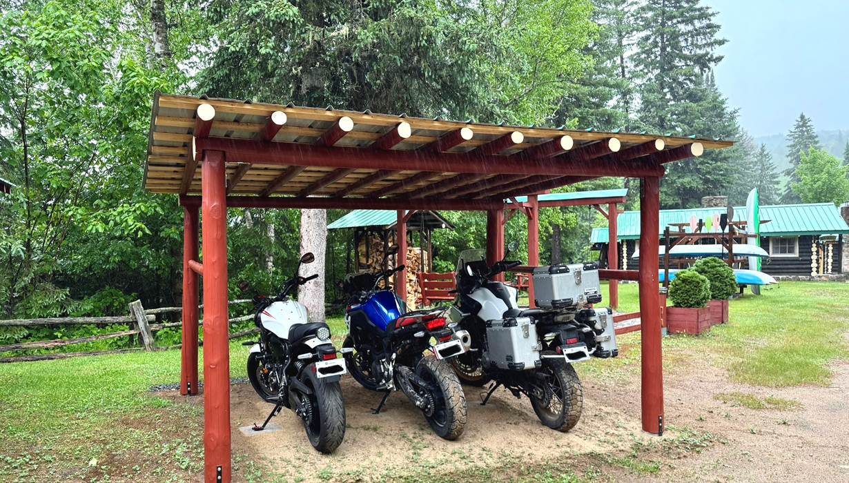 Abri couvert pour moto - Domaine le Bostonnais Mauricie
