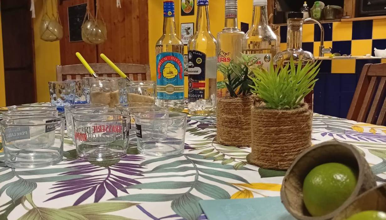 Carbet-convivial-grandes-tablees-barbecue-creole-partage-apero-amis-famille-sainte-anne-guadeloupe