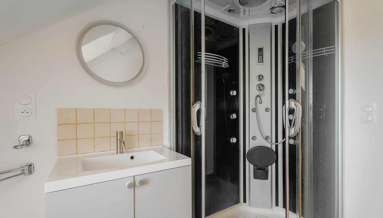 Salle d'eau à l'étage avec cabine de douche , vue mer,Gîte lande de Bruyère