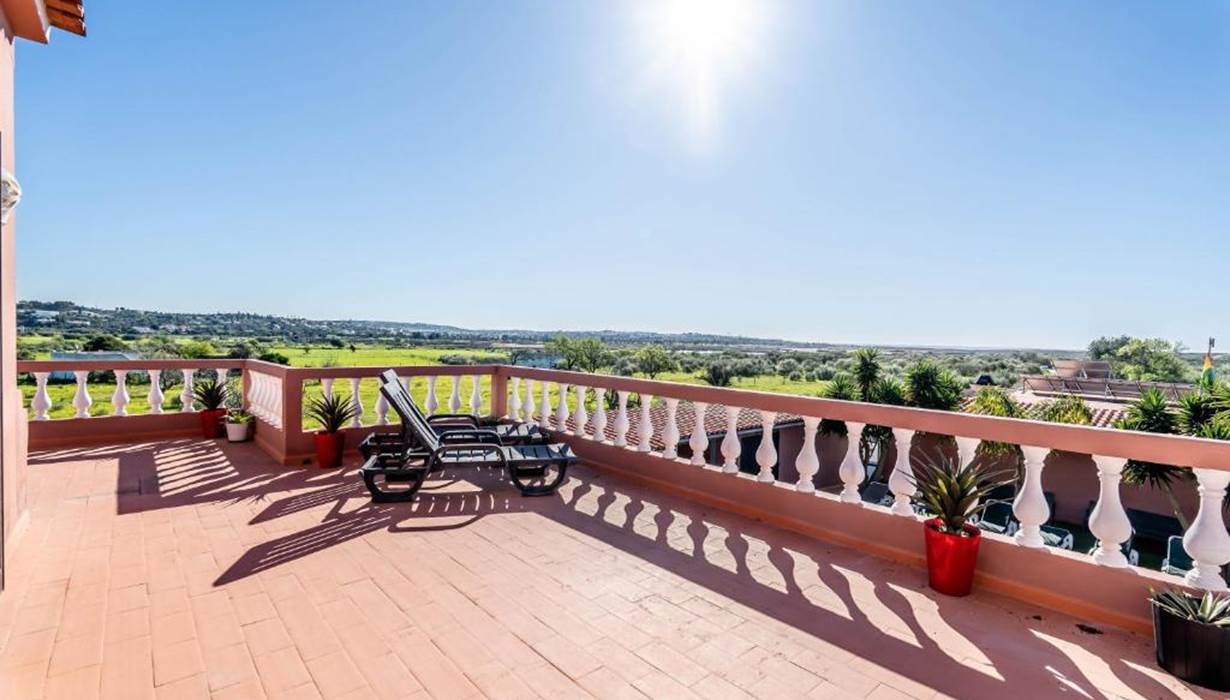 Terrasse chambre numéro 7 vu piscine, réserve, plage, golf 