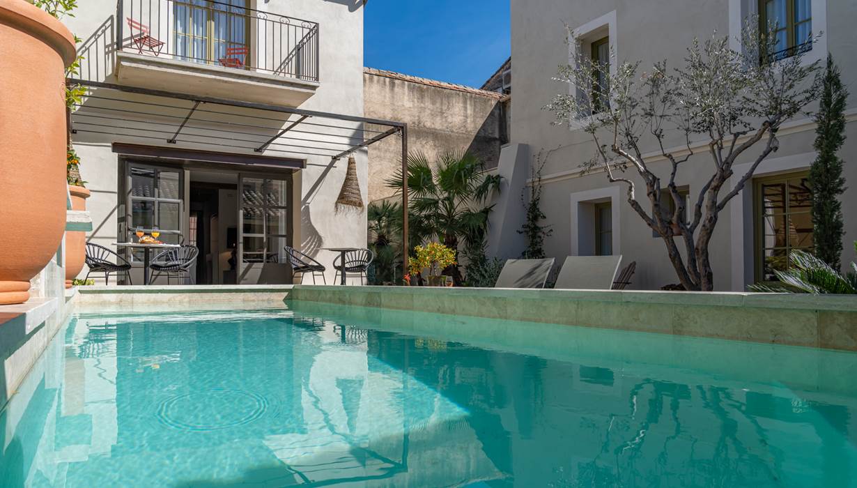 se baigner, bronzer ou faire la sieste aux bords de la piscine de Marcelle en Camargue