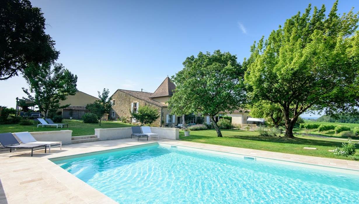 La piscine, chauffée du 1er mai au 30 septembre à 28°
