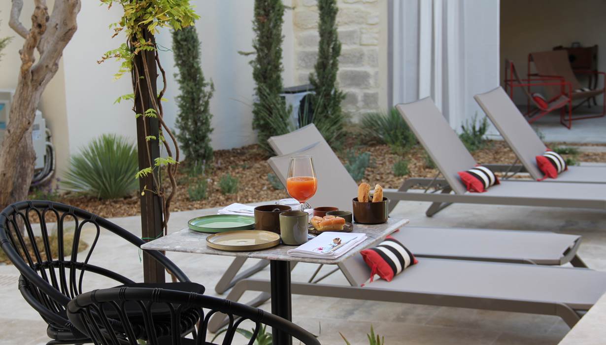 4 bains de soleil ou immense banquette sous le préau pour faire la sieste