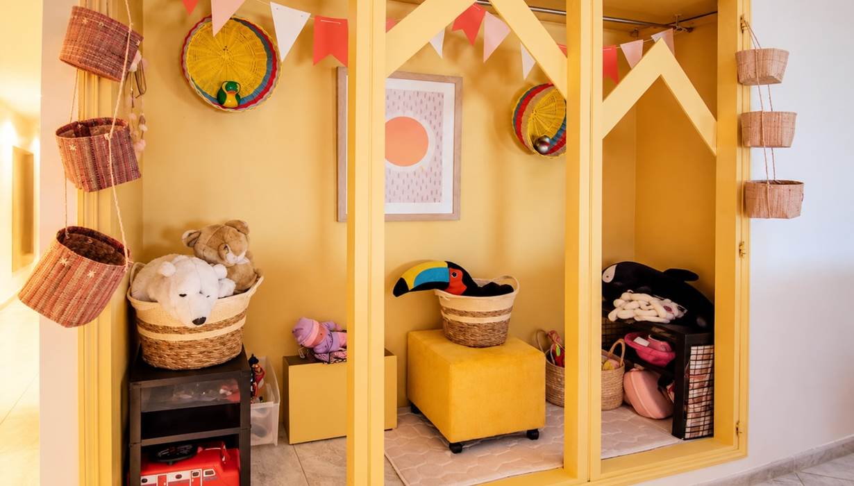 À Casa Nova, les enfants découvrent des espaces de jeux imaginés comme de petites cabanes, avec peluches, jouets et décoration ludique.