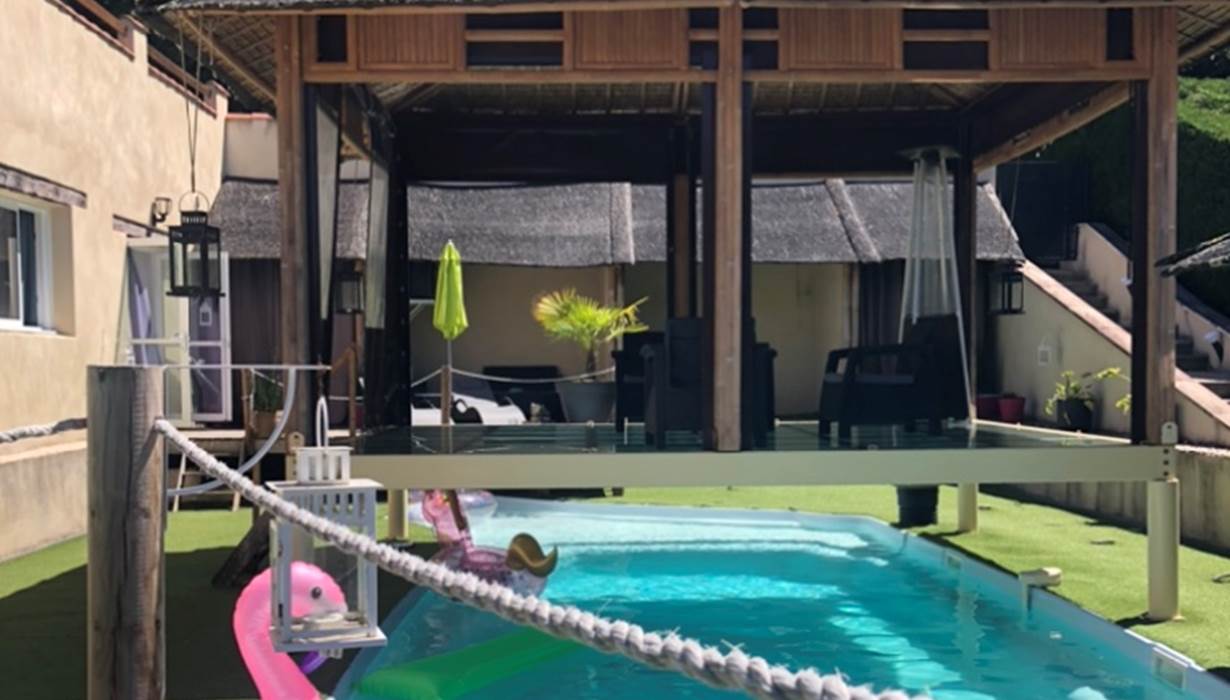 Piscine et transat, ilot polynésien