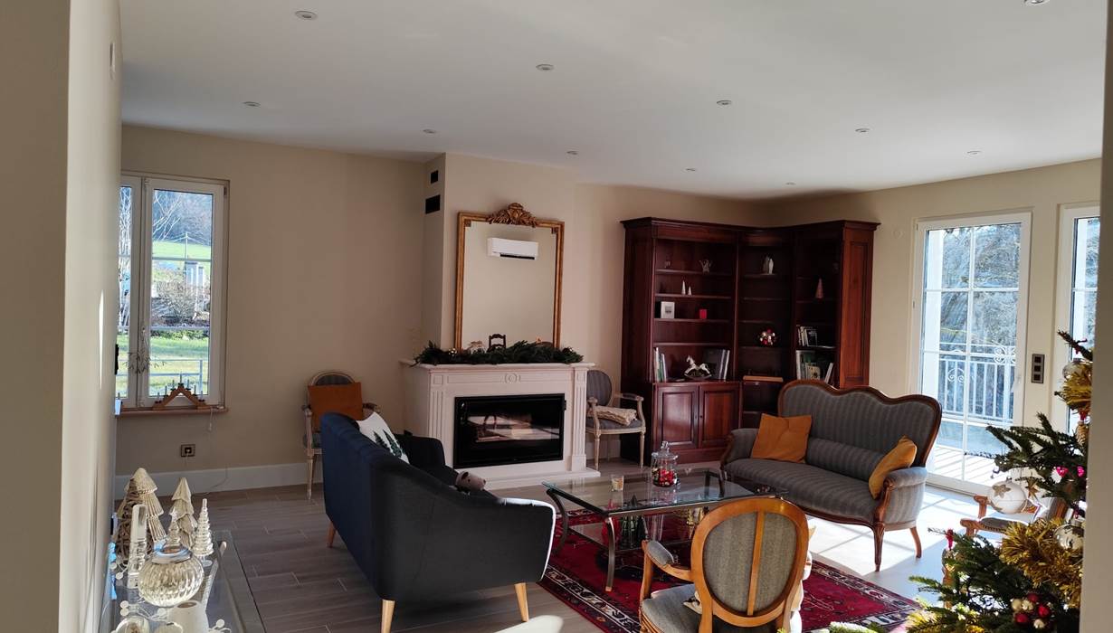 Un grand salon qui ouvre sur des terrasses