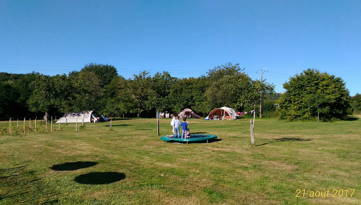 gezins camping, kamperen in de vrije natuur, camper en famille