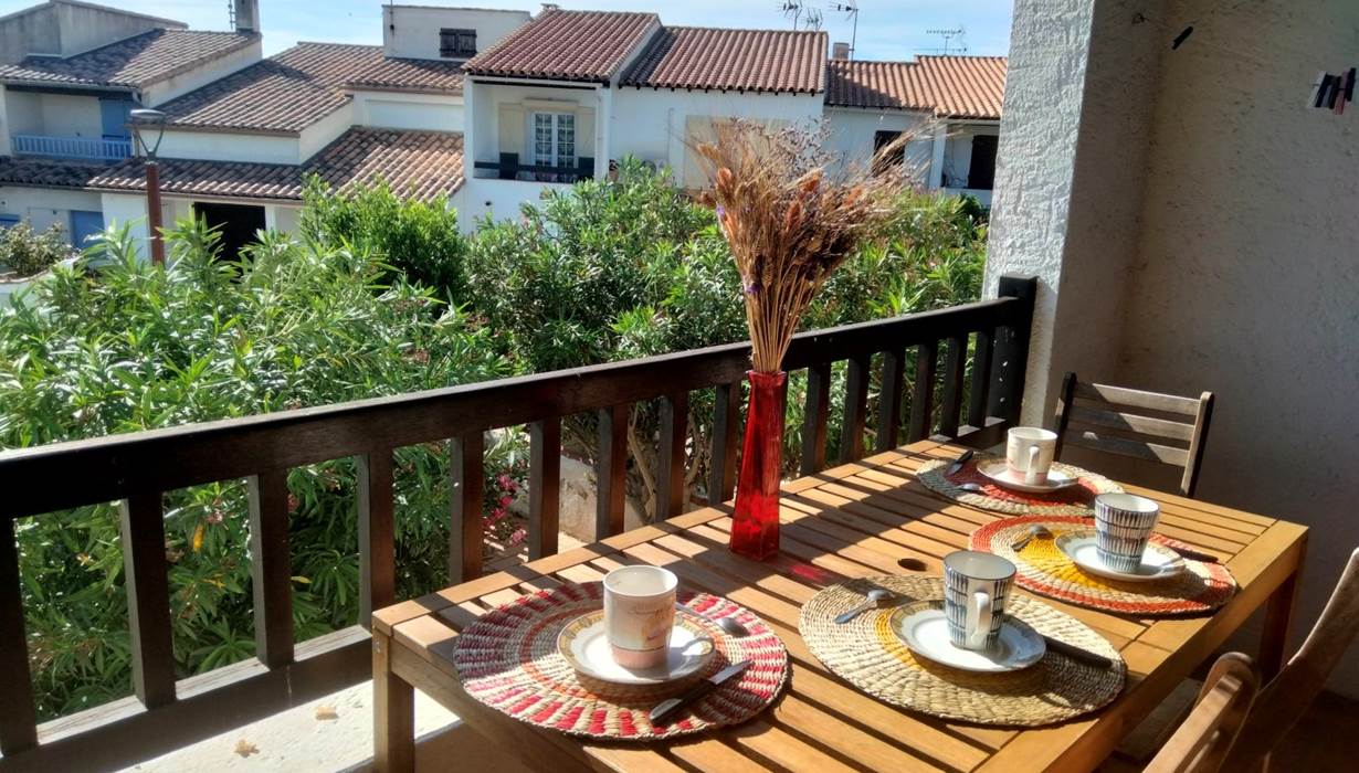 Petit déjeuner sur la terrasse ensoleillée