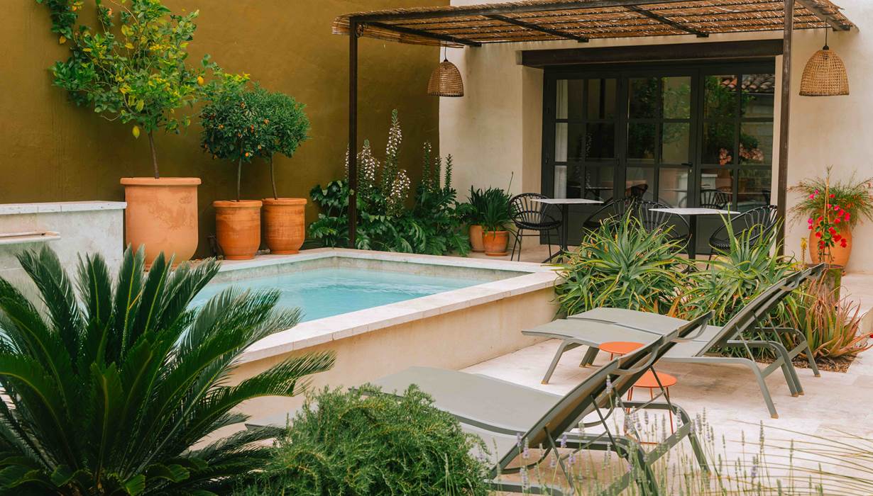 3 BD piscine au coeur de la cour jardin de Marcelle en Camargue