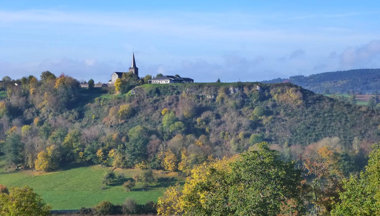 Saint Pierre le Chastel sur sa butte