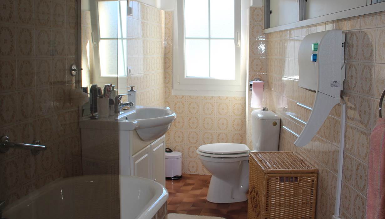 Gîte du moulin : la salle de bain avec baignoire.