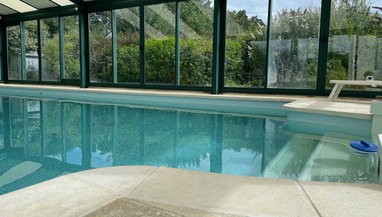 veranda-piscine-abritee-bretagne-sud-baden-detente-famille-amis