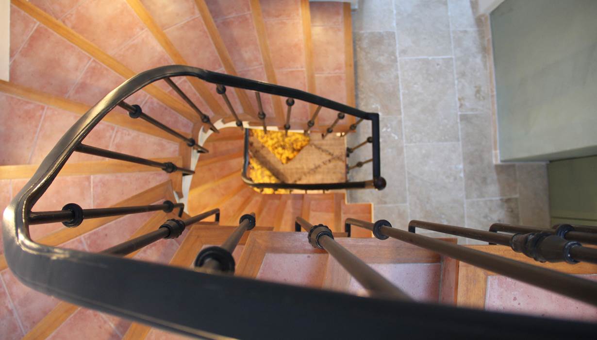 le logis est 100% dédié à nos hôtes. un magnifique escalier, rénové en 2022 vous emmène à la suite "Royale Marcelle" (1er étage) et à la chambre "Toit mon toi" au 2ème