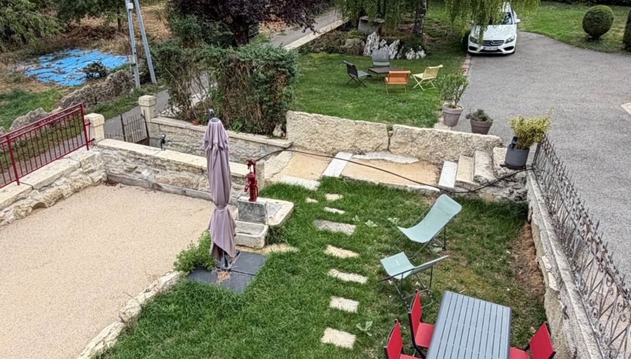 cour intérieur et terrain de pétanque