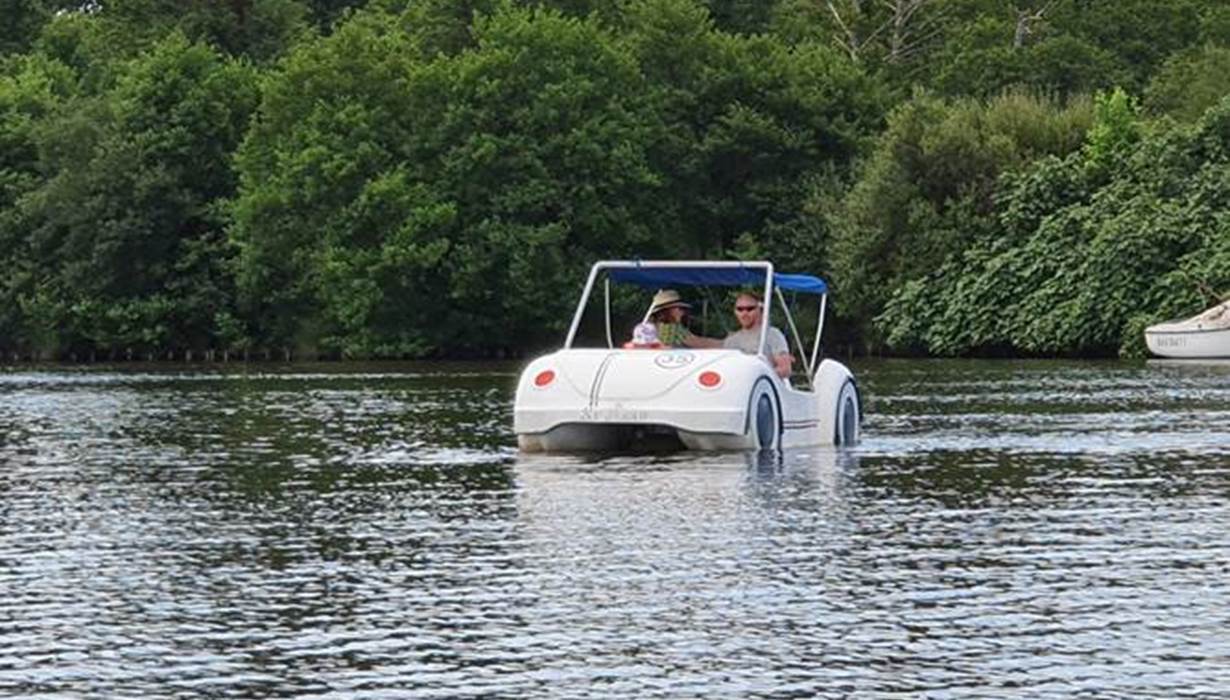 Pédalo sur le lac de Léon