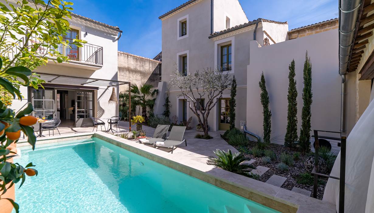 piscine et cour jardin de Marcelle en Camargue