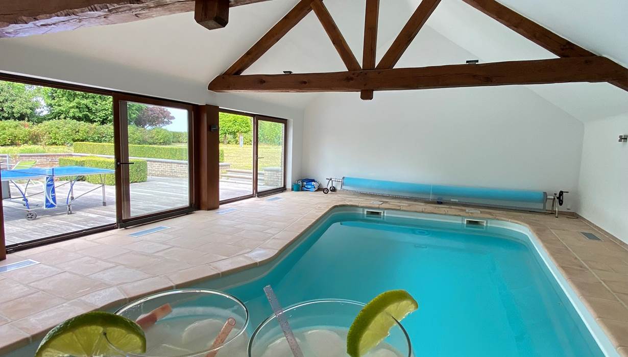 Piscine couverte chauffée à minimum 24 degrés, eau salée, ouverte de 9 à 19h du 1er avril au 31 octobre