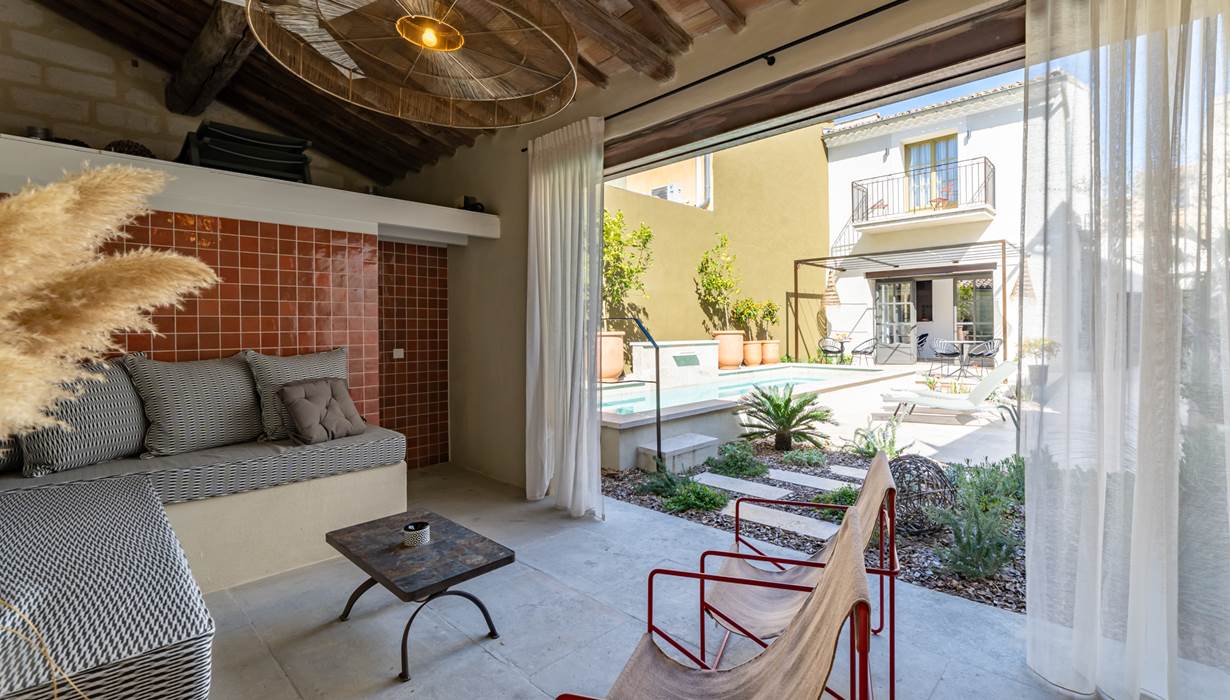 faire la sieste à l'ombre du préau avec vue imprenable sur le maison principale, la belle piscine et la reposante cour jardin