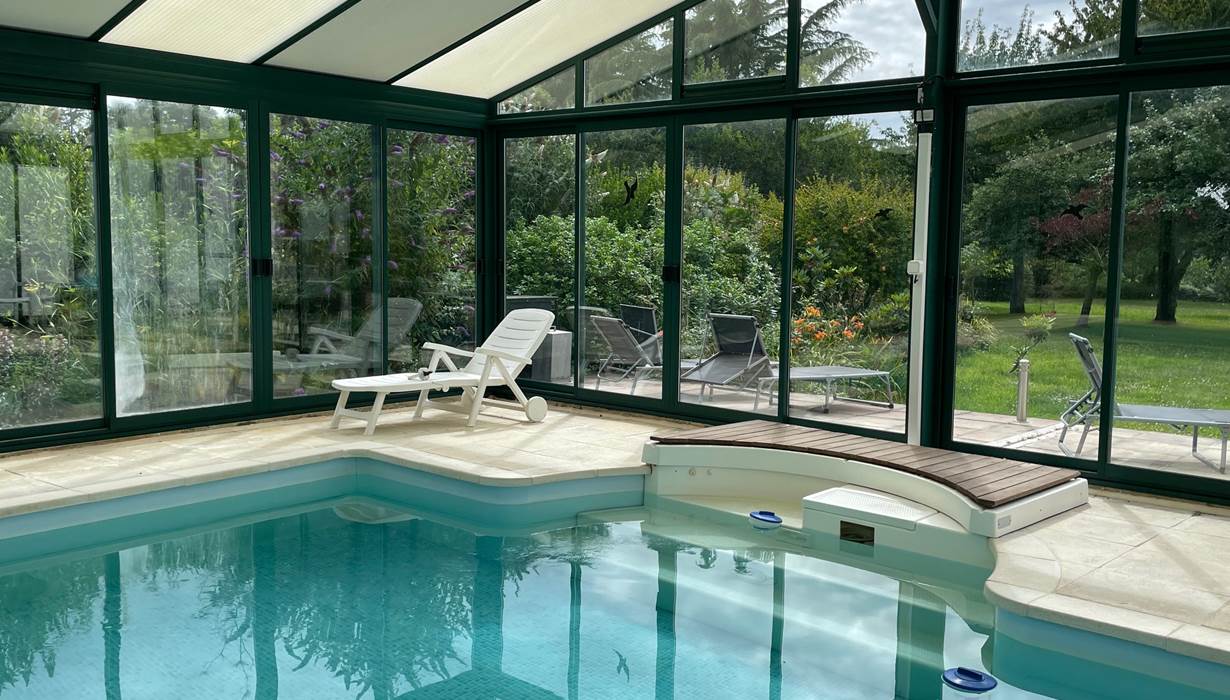 piscine-chauffee-sous-veranda-maison-vacances-amis-baden-golfe-du-morbihan-bretagne