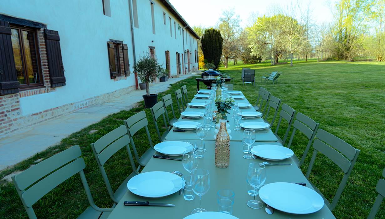 grande-table-exterieure-15-personnes-ain