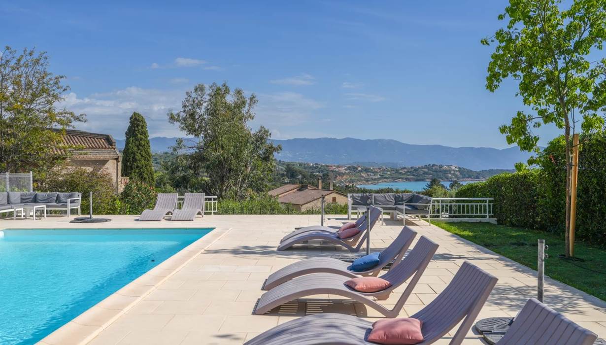 Vue d'ensemble de Casa Nova, chambres d'hôtes à Sagone en Corse-du-Sud, avec piscine, terrasses et jardin méditerranéen