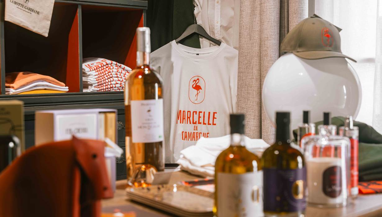 8 BD zoom sur le boutique de Marcelle en Camargue