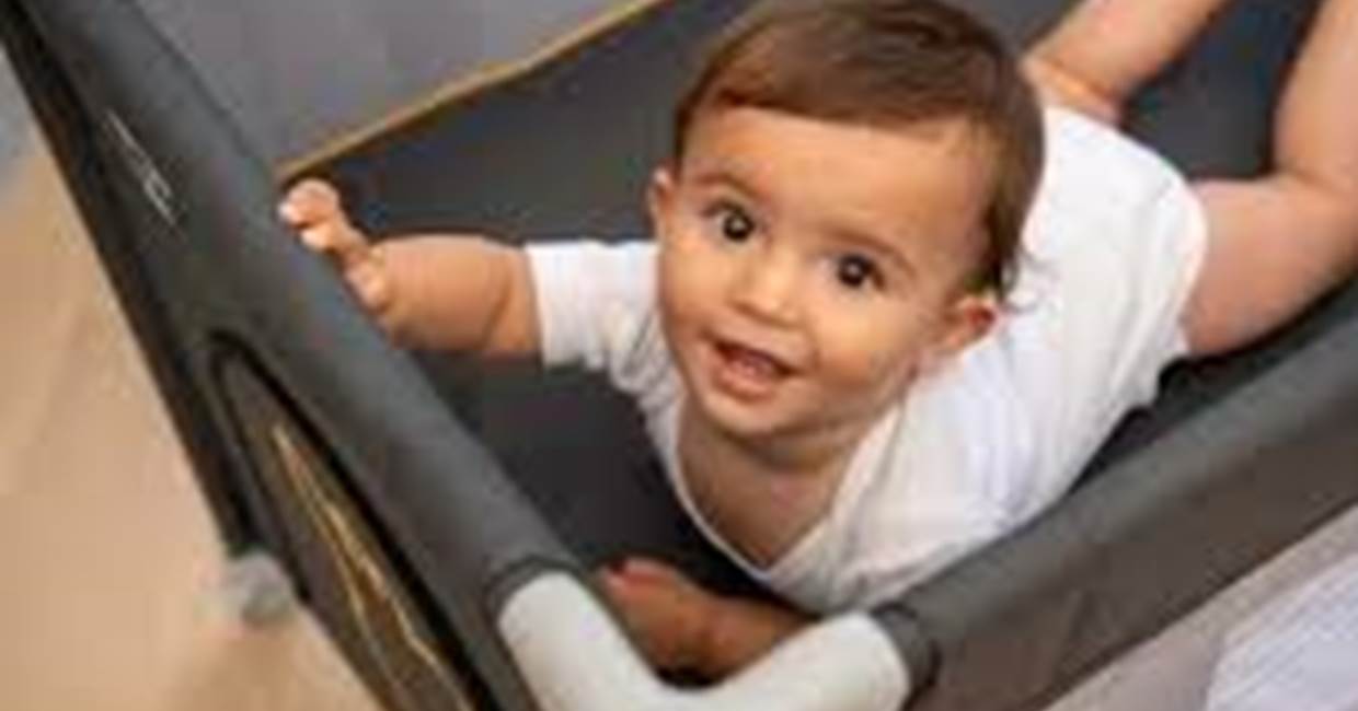 Lit parapluie dans la chambre, chaise haute à disposition dans la salle à manger