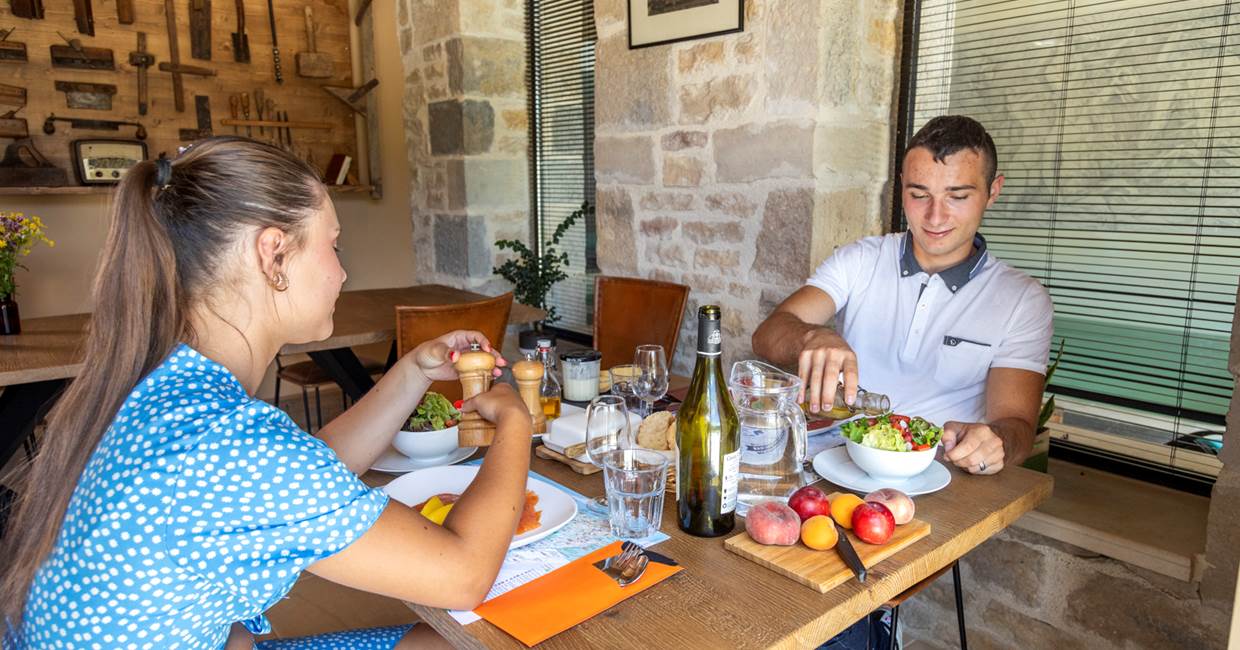 La convivialité servie à table : Profitez de nos repas dans une ambiance chaleureuse