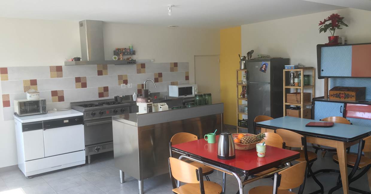 Les fourneaux et la salle à manger.