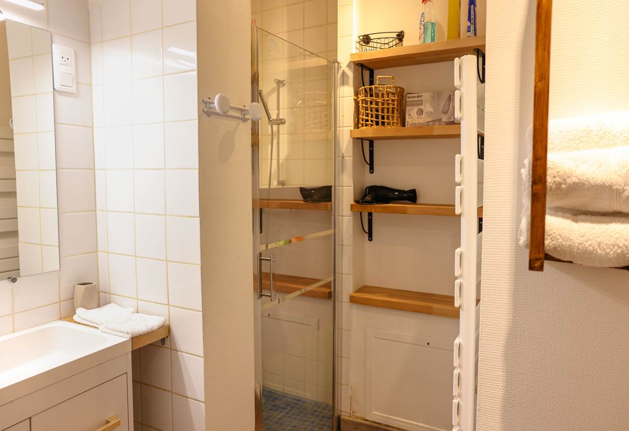 salle de bain avec douche à l’italienne