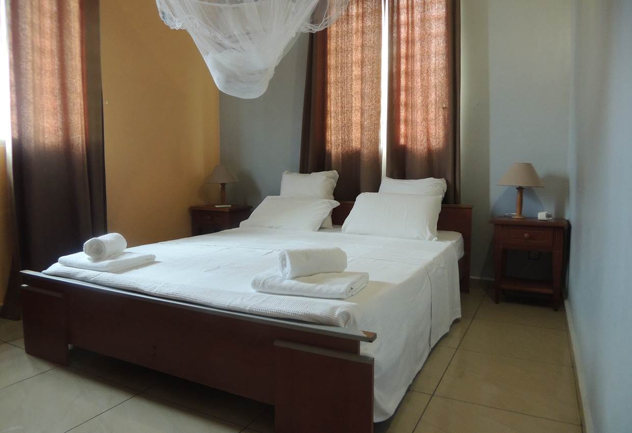 chambre avec vue mer et montagne