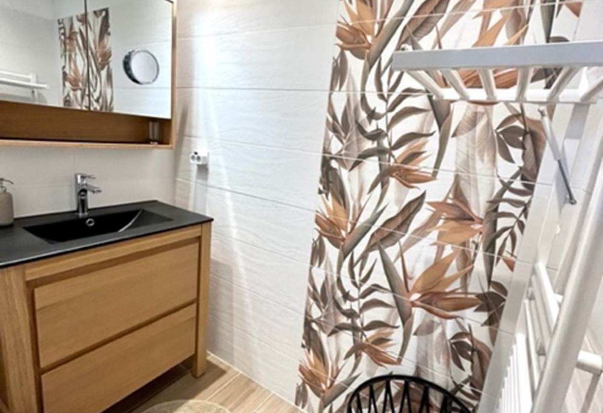 Salle d'eau avec douche