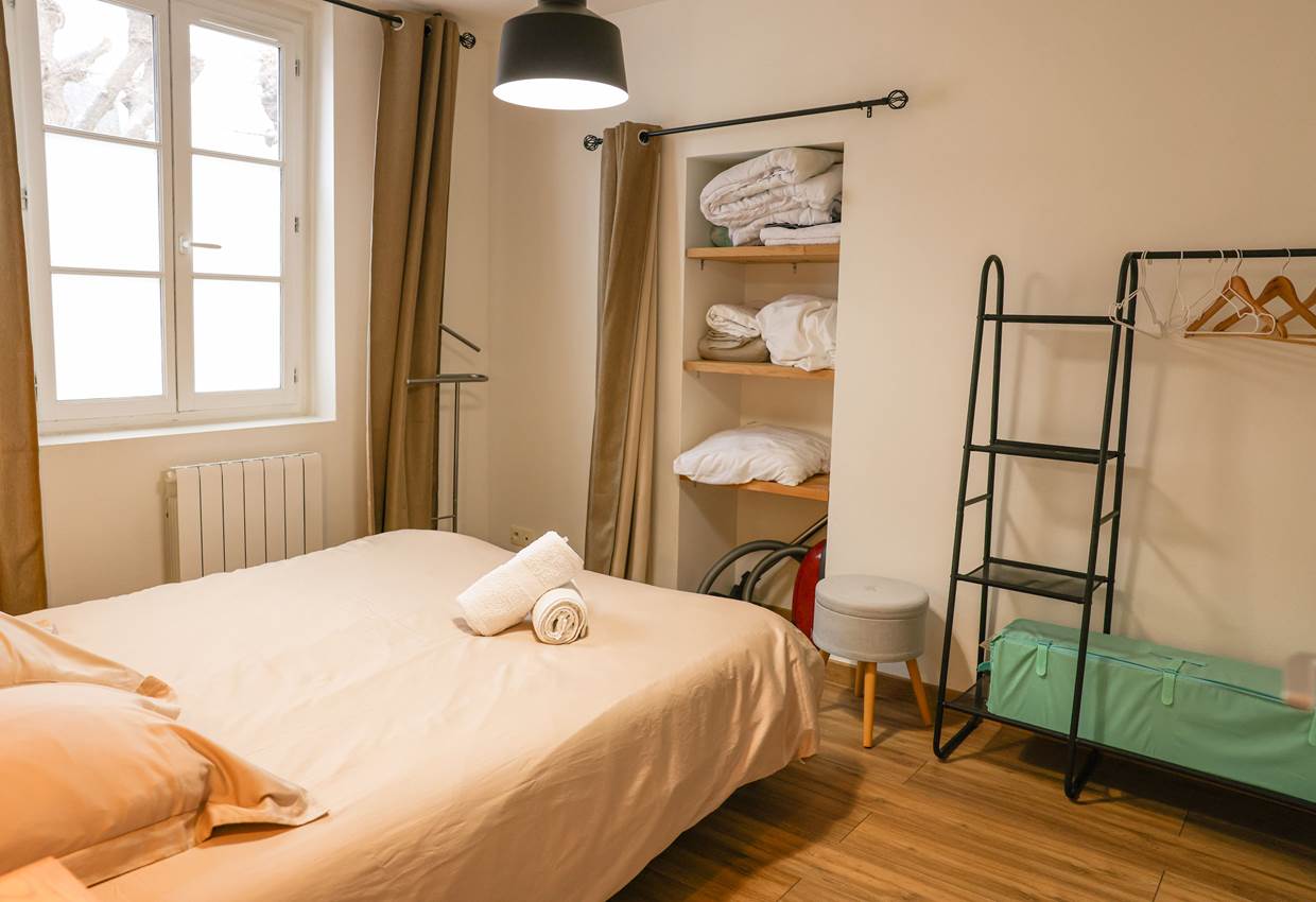 vue sur placard et lit bébé