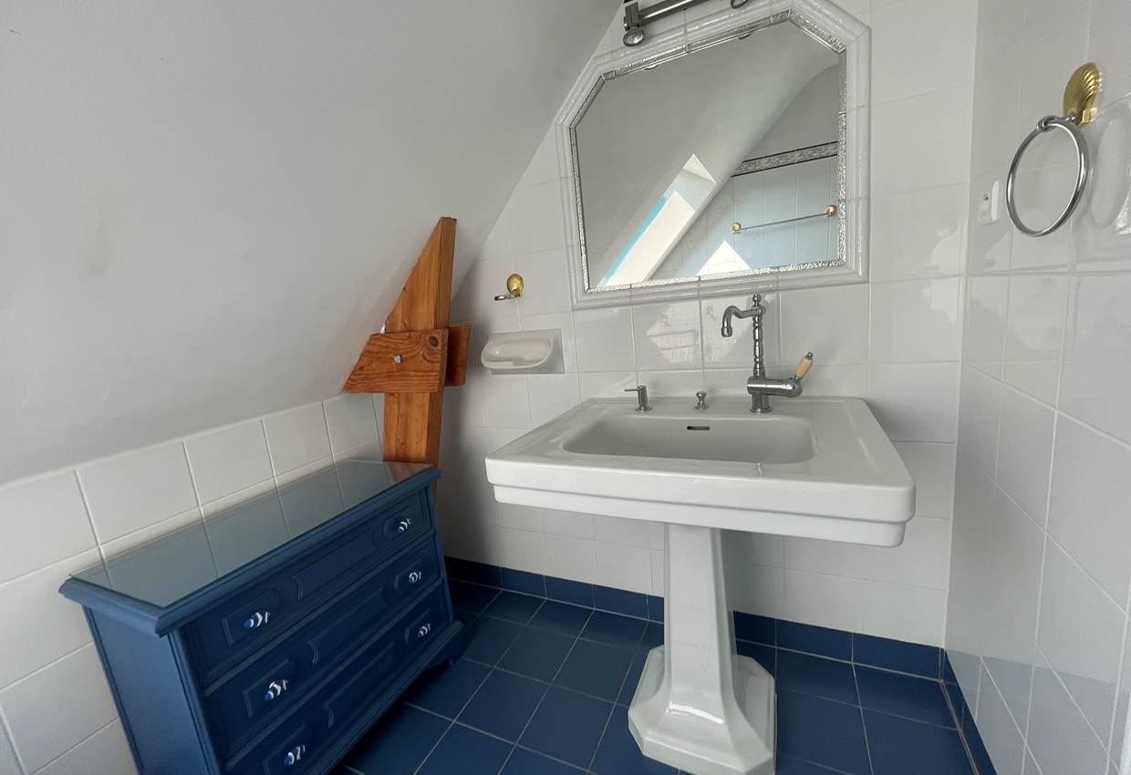 Salle de bains étage lumineuse