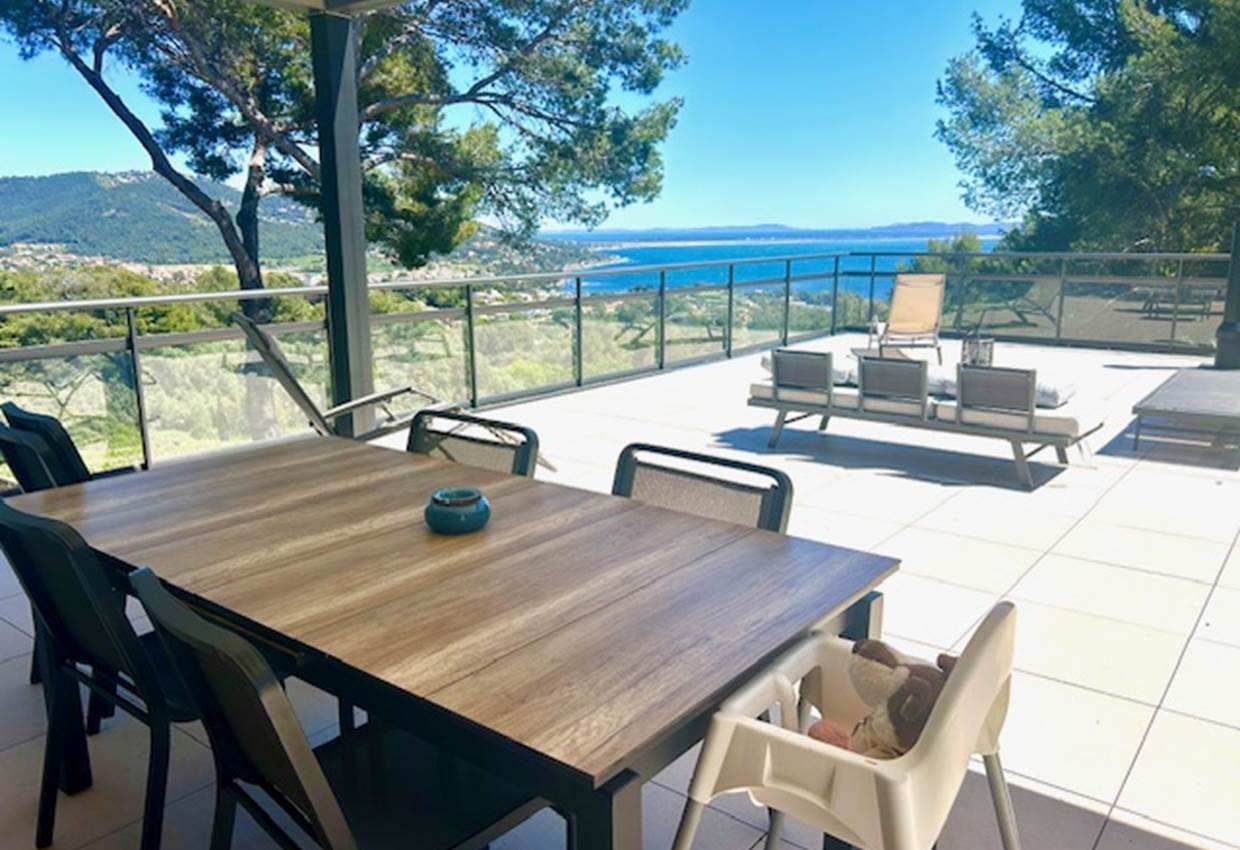 espace repas extérieur sous la pergola