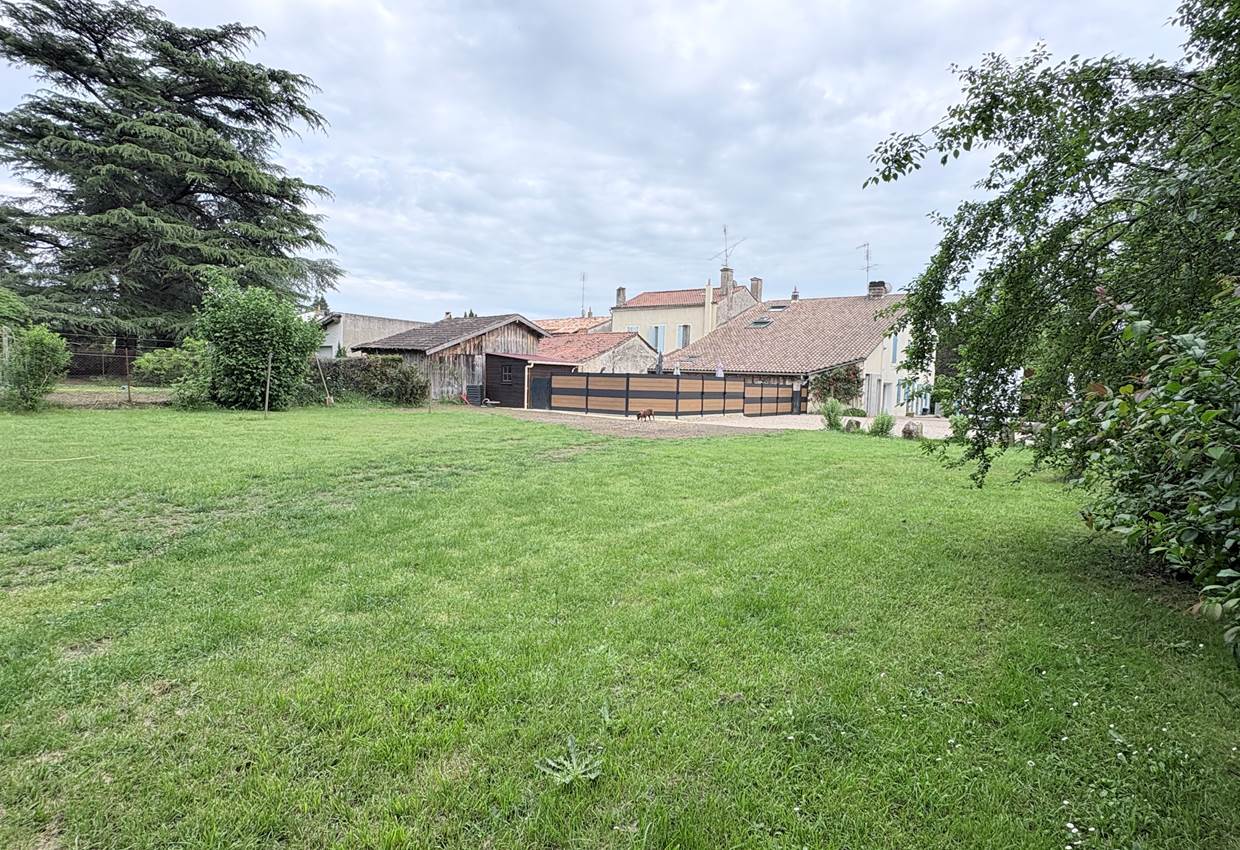 Vue domaine depuis jardin