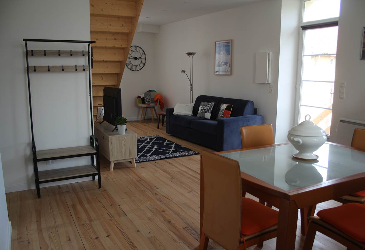 Coin repas, entrée et salon.