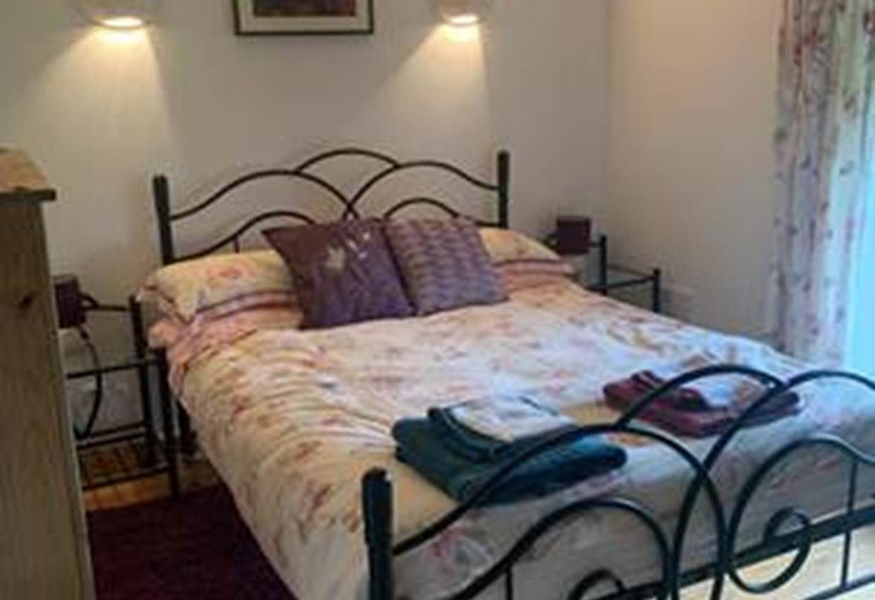 Double bedroom in Poppies