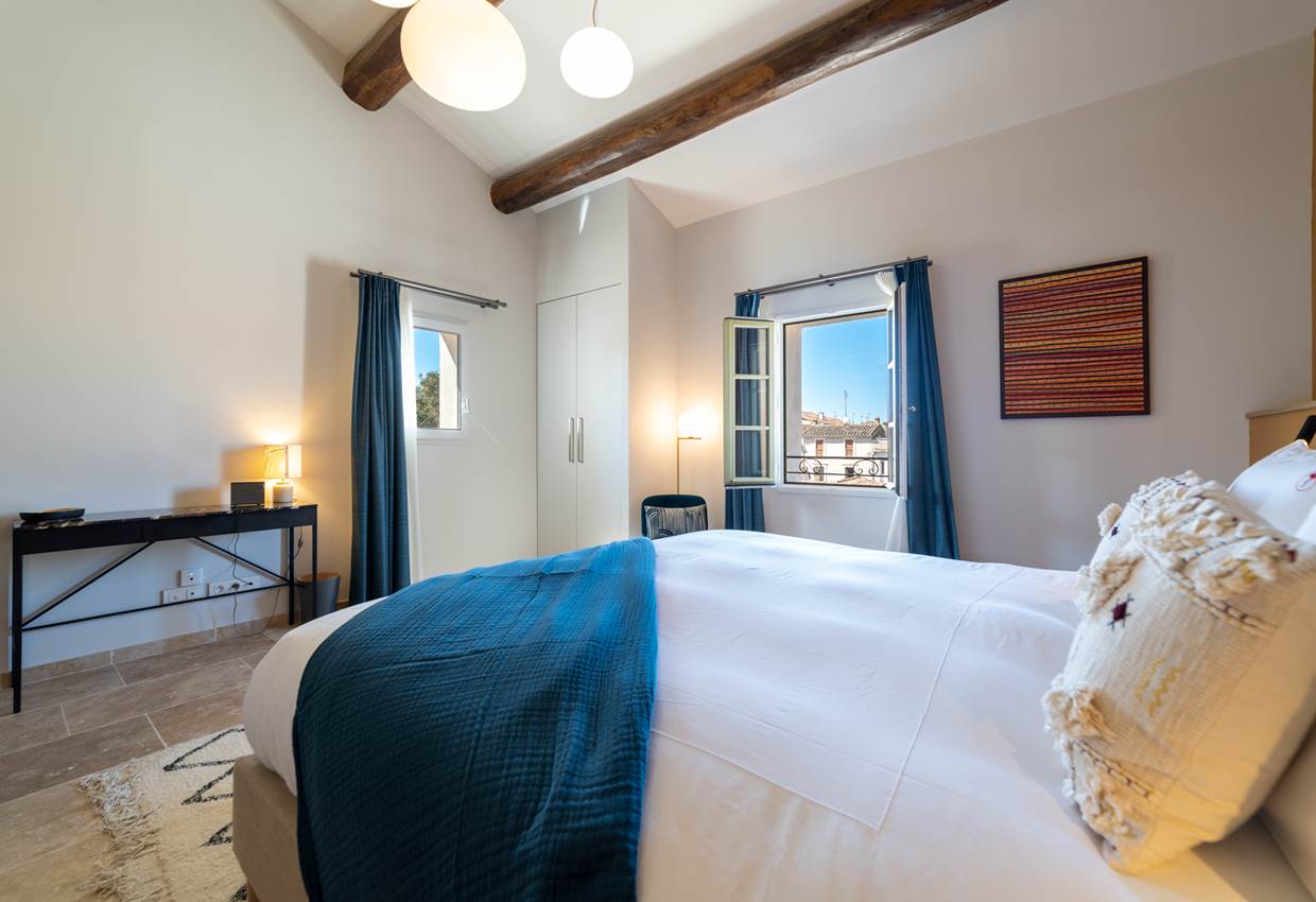 Très belle hauteur sous plafond de la chambre "Toit mon toit". Un espace unique qui accueille un bureau pour les sérieux, comme un fauteuil pour les lecteurs