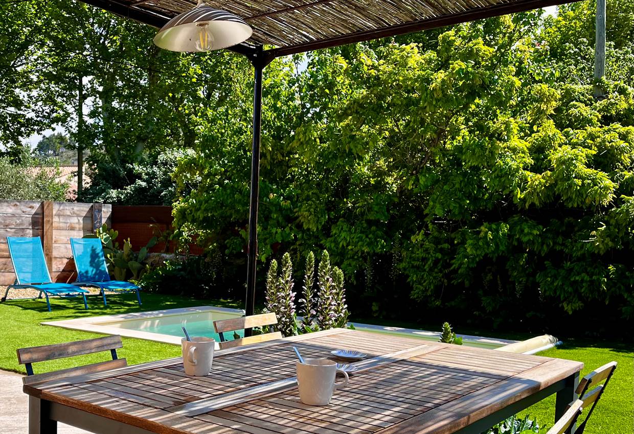 coin repas au bord de la piscine la barraquette