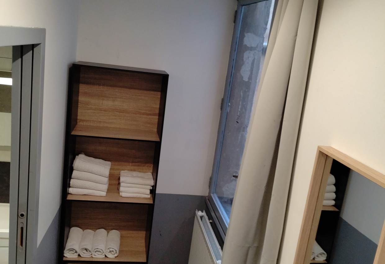 étagère, serviettes, fenêtre