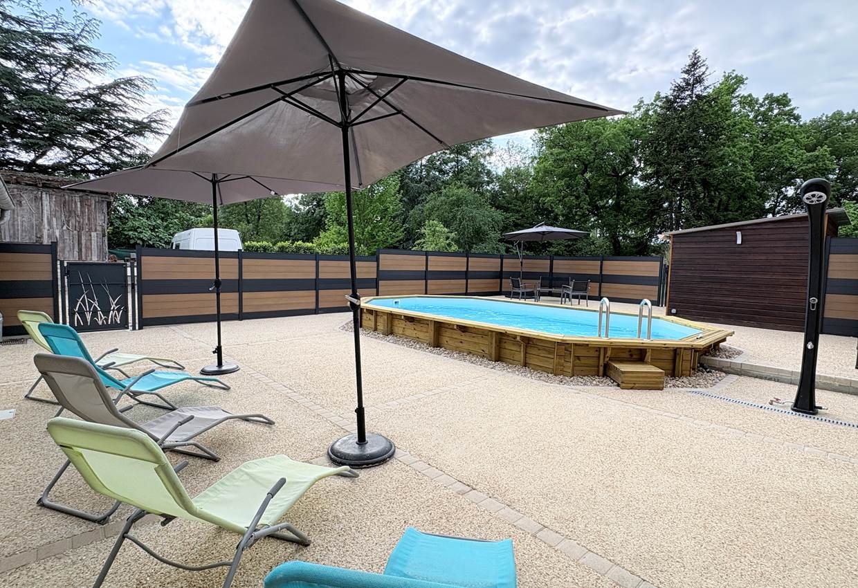 Piscine - transats - salon jardin - parasol
