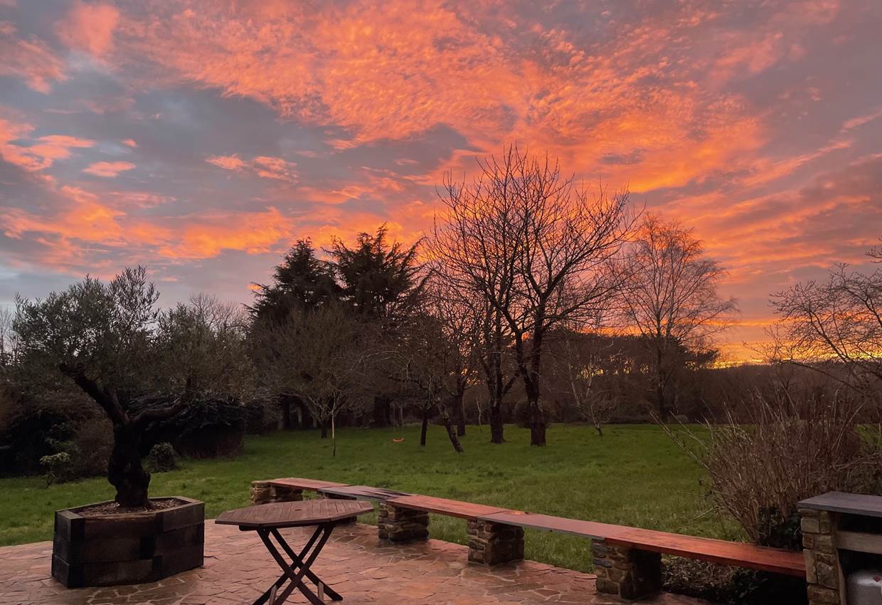 Terrasse et parc au coucher du soleil en hiver
