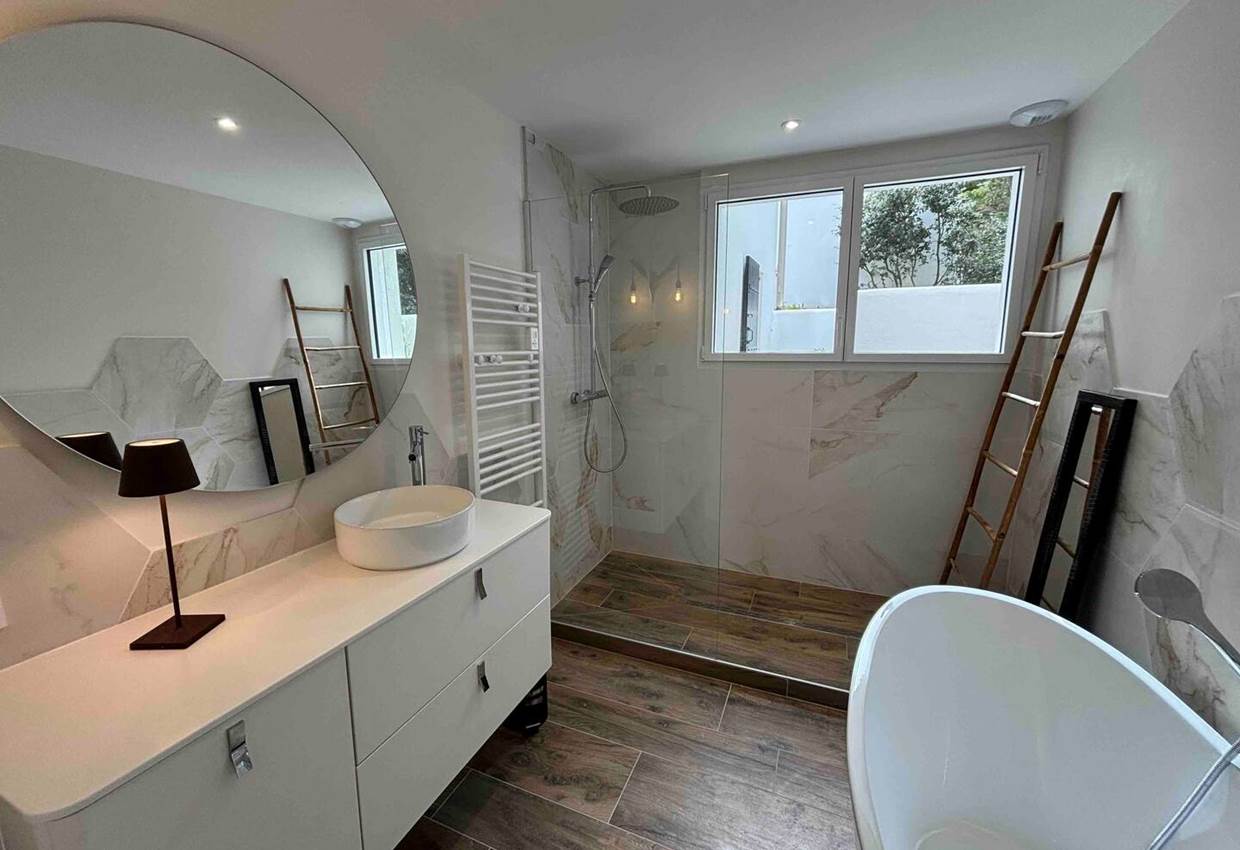 Villa La Canopée - Ile d'Oléron - salle de bain baignoire douche à l'italienne