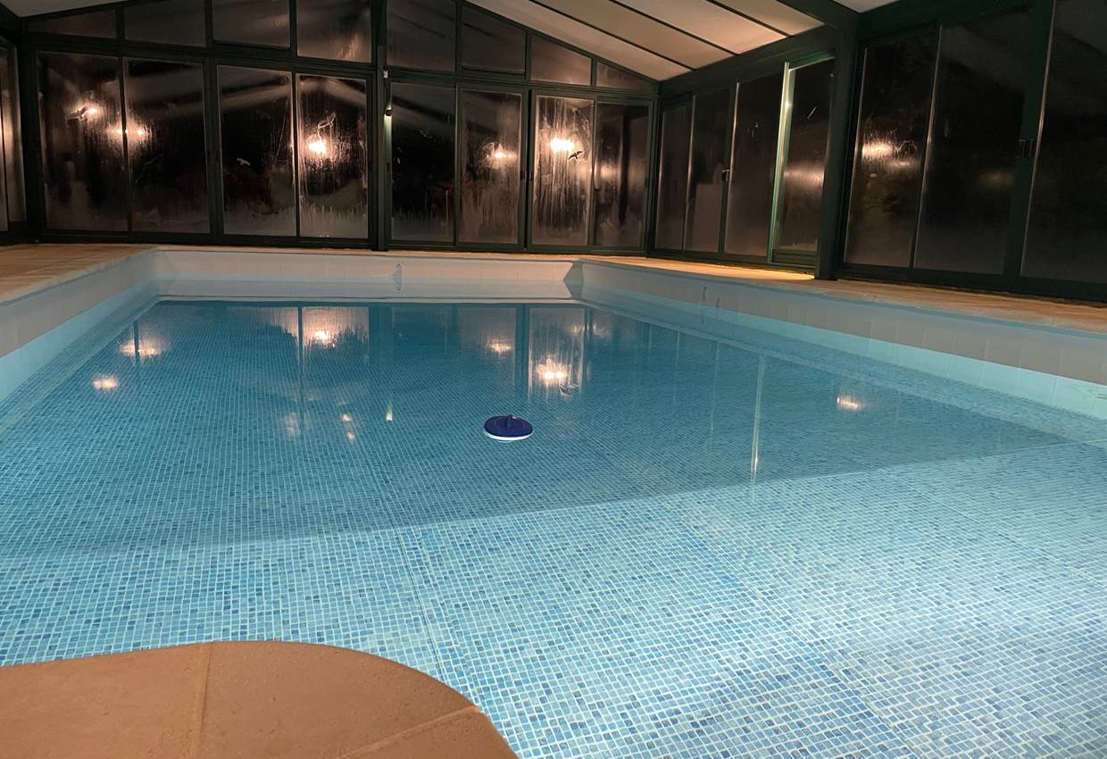 Piscine éclairée le soir