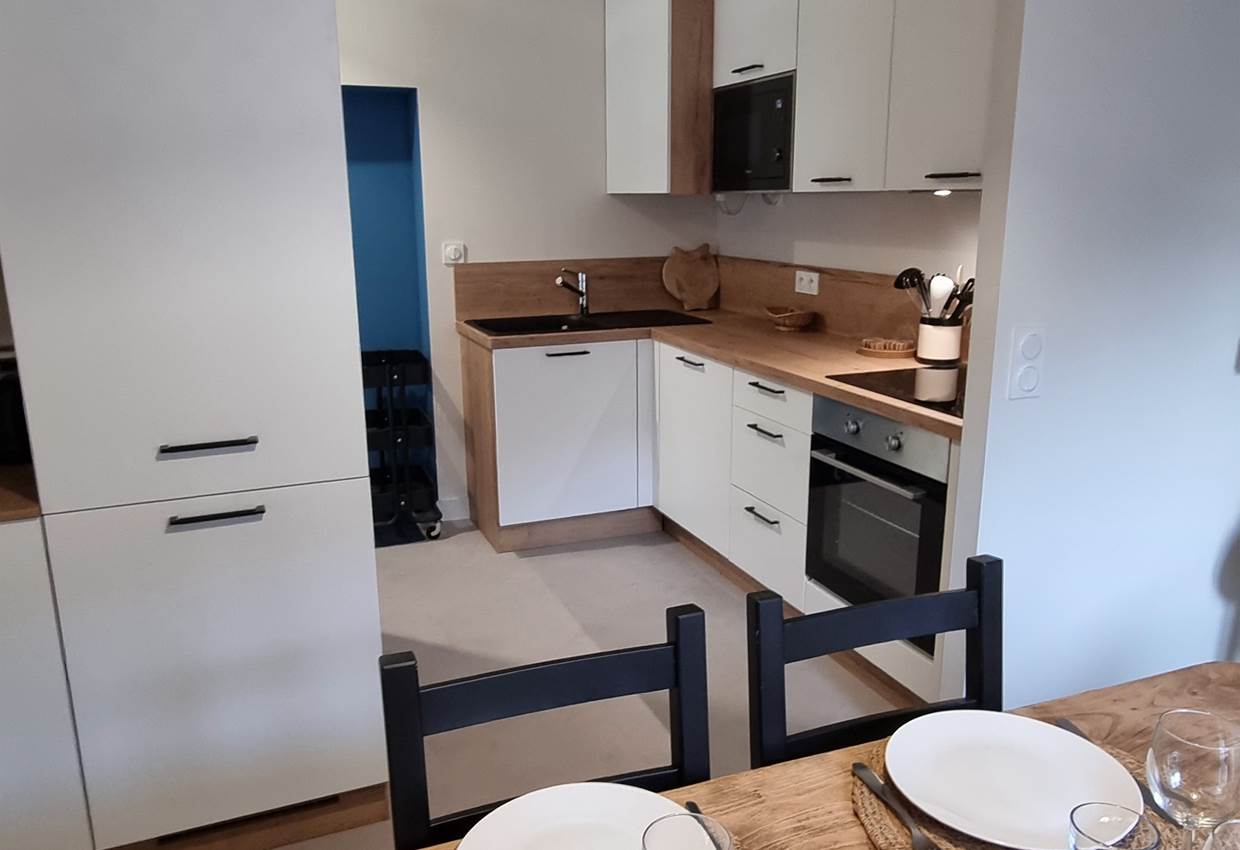 vue sur cuisine entièrement équipée