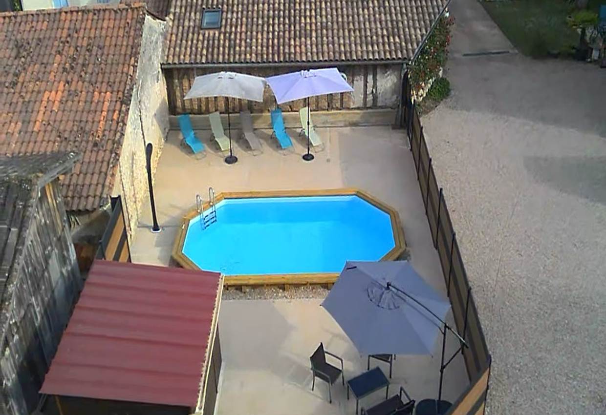 Piscine - transats - salon jardin - parasol