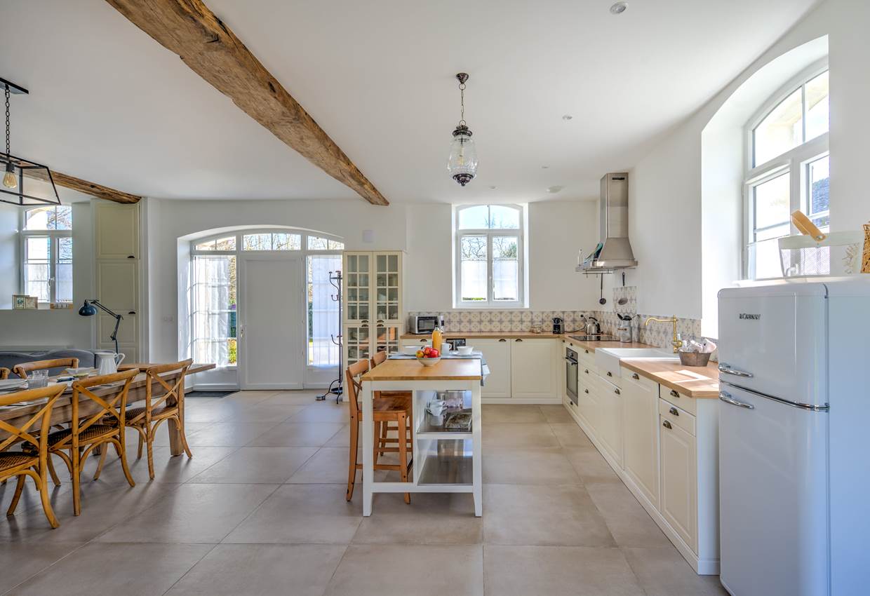 L'espace cuisine ilot de La Poulinière - Domaine des Cyclamens