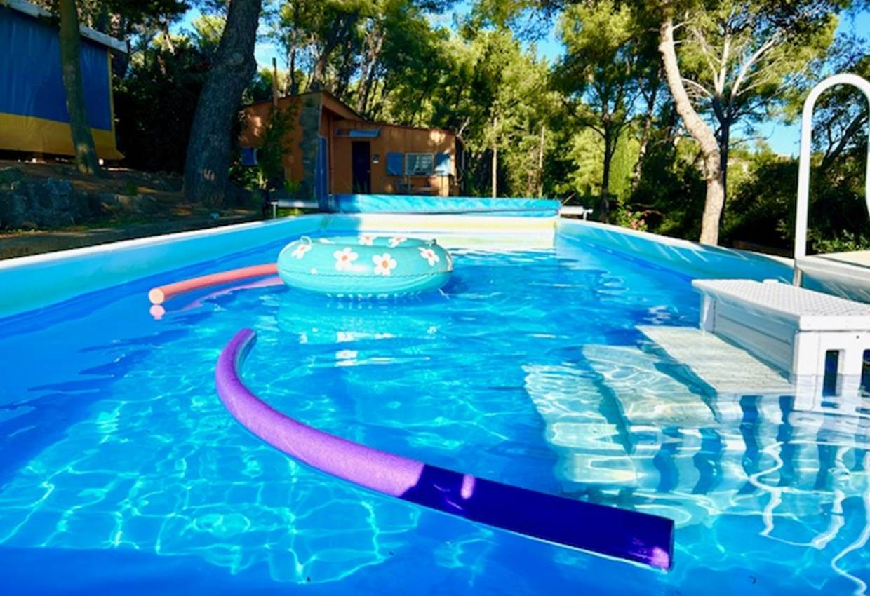 Piscine 8 x 3 m à partager située en contrebas