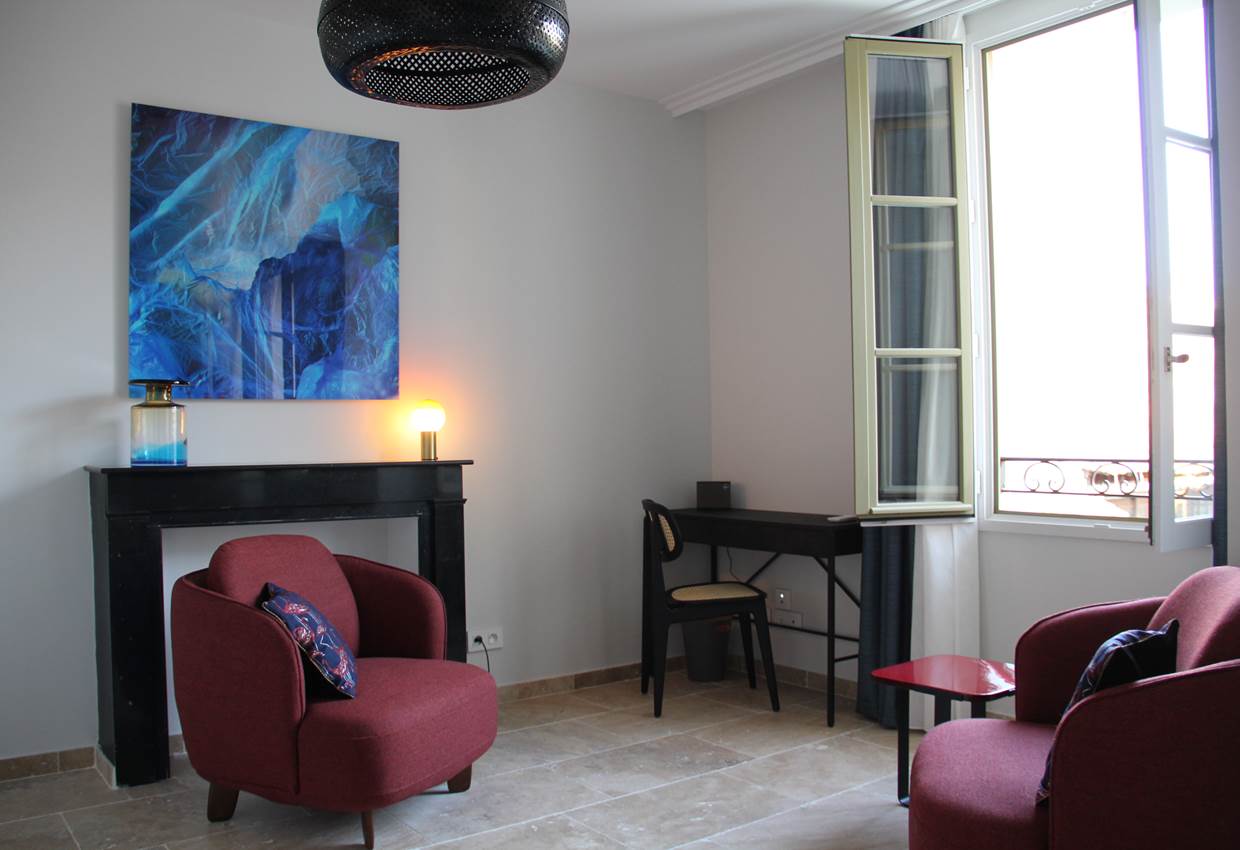 La suite de Marcelle en Camargue possède un espace bureau et également un petit salon pour un tête à tête en amoureux